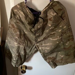 NWOT Denizen by Levi’s Camo shorts with drawstring & zipper on pockets. Size 34.